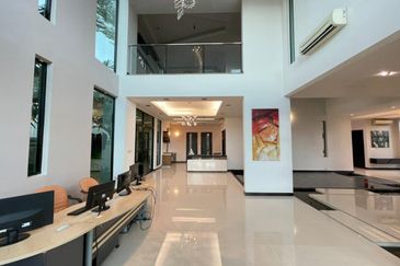 PJ - Showroom, office, residence (busy road)