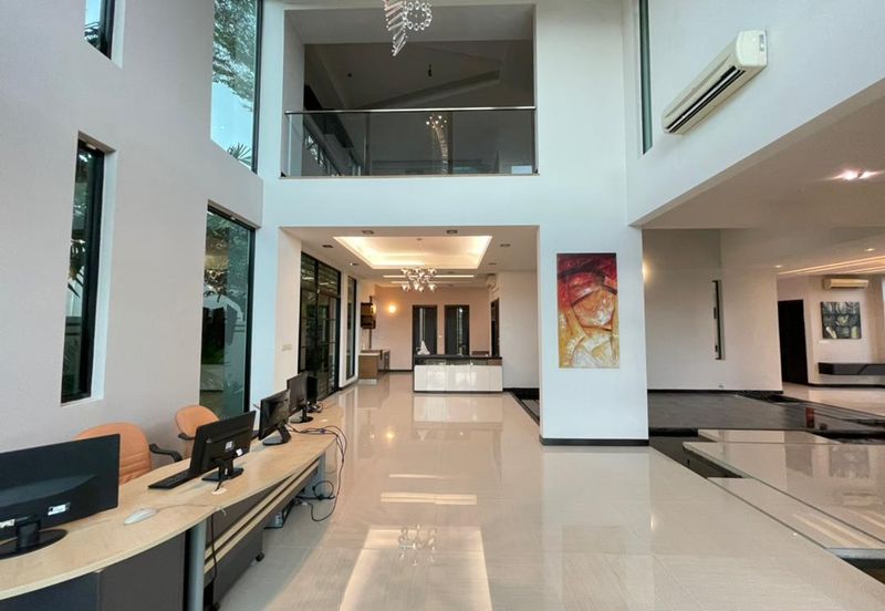PJ - Showroom, office, residence (busy road)