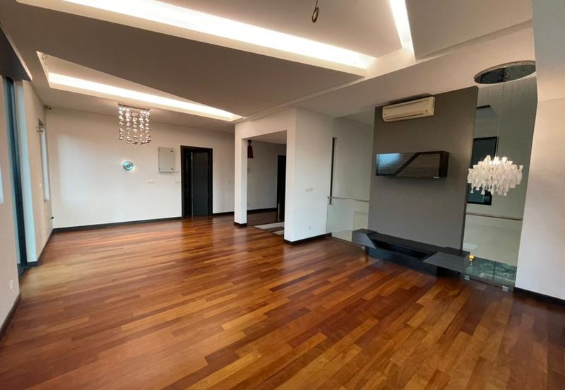 PJ - Showroom, office, residence (busy road)