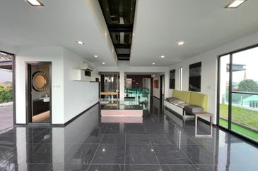 PJ - Showroom, office, residence (busy road)