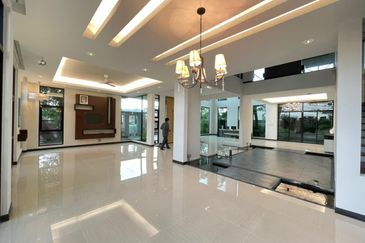 PJ - Showroom, office, residence (busy road)