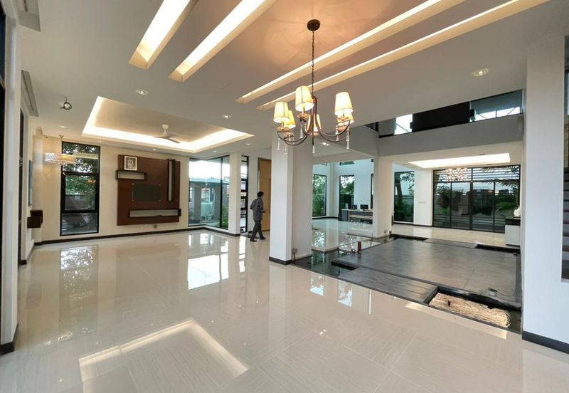 PJ - Showroom, office, residence (busy road)