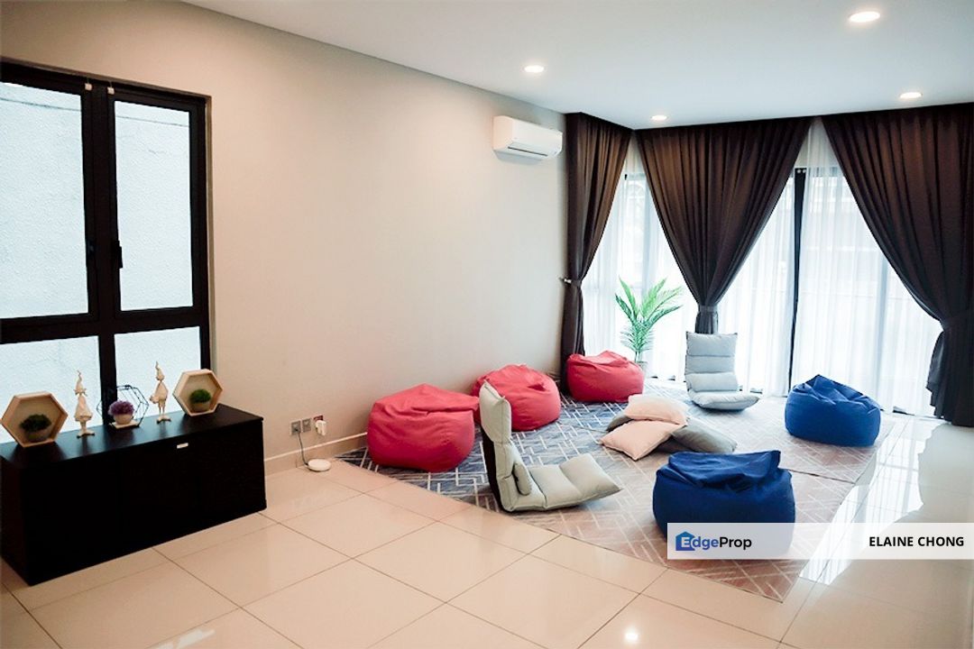 Gated, with lift, low density (free MF) , Kuala Lumpur, Mont Kiara