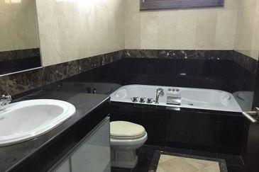 Kiara Peak (Puncak Kiara)