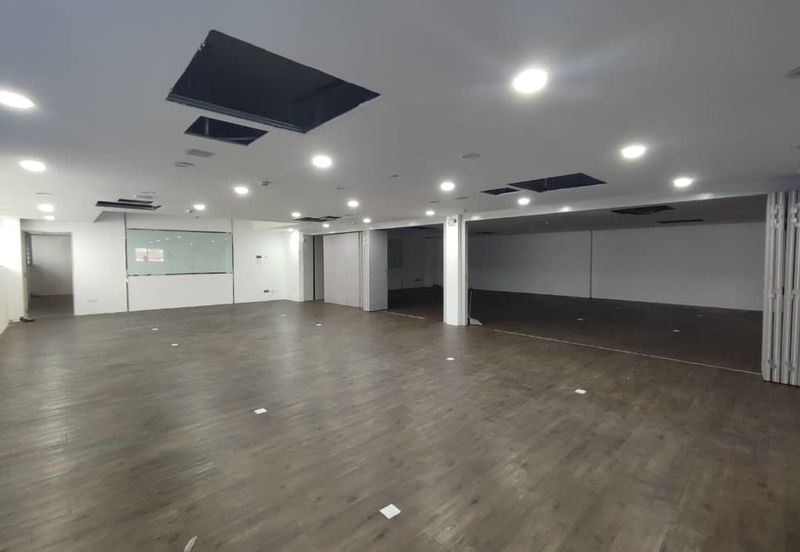 Enbloc building - with warehouse/loading bay (18 carpark) 