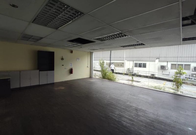 Enbloc building - with warehouse/loading bay (18 carpark) 