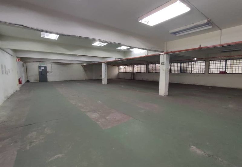 Enbloc building - with warehouse/loading bay (18 carpark) 