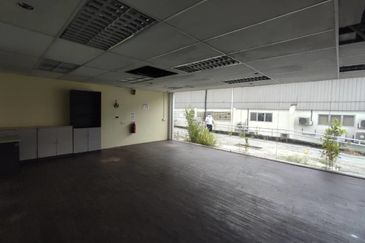 Office cum warehouse with loading bay (18 carpark)  