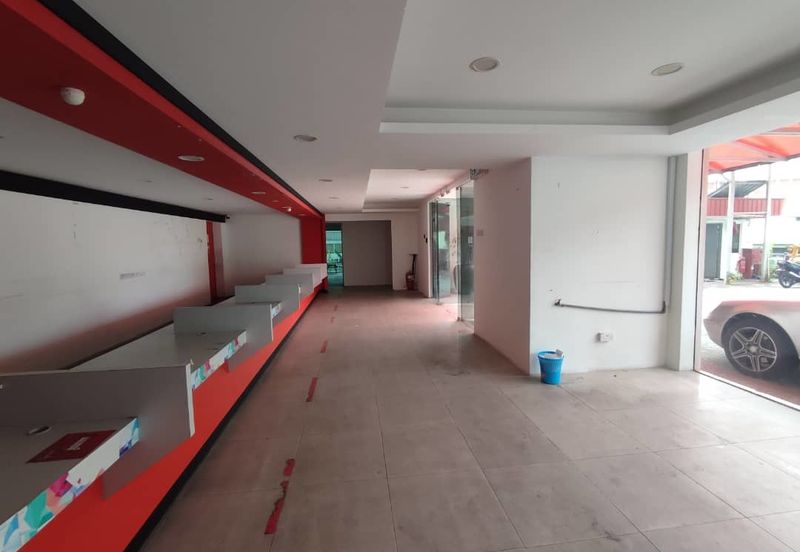 Office cum warehouse with loading bay (18 carpark)  