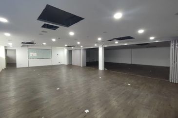 Office cum warehouse with loading bay (18 carpark)  