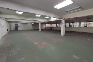 Office cum warehouse with loading bay (18 carpark)  