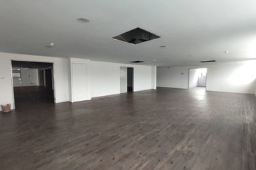 Office cum warehouse with loading bay (18 carpark)  