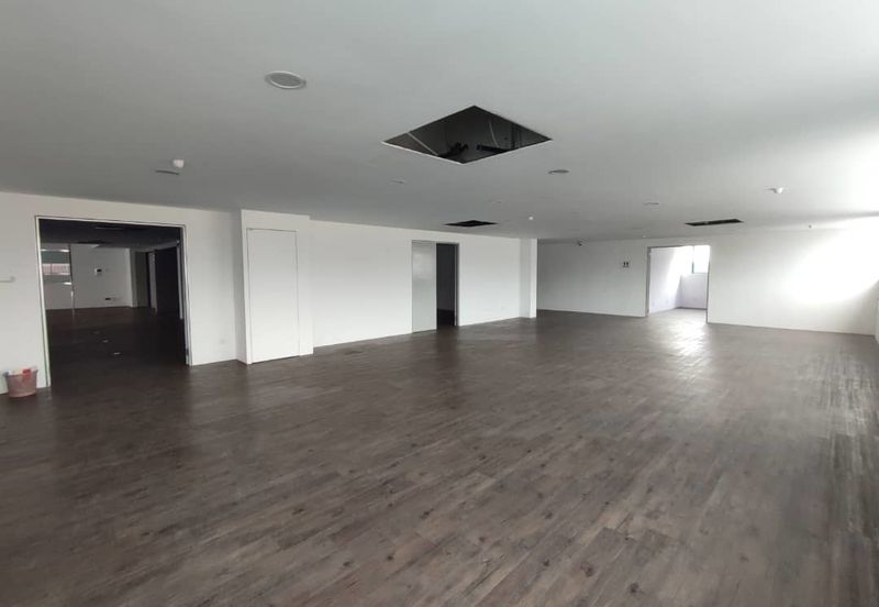 Office cum warehouse with loading bay (18 carpark)  