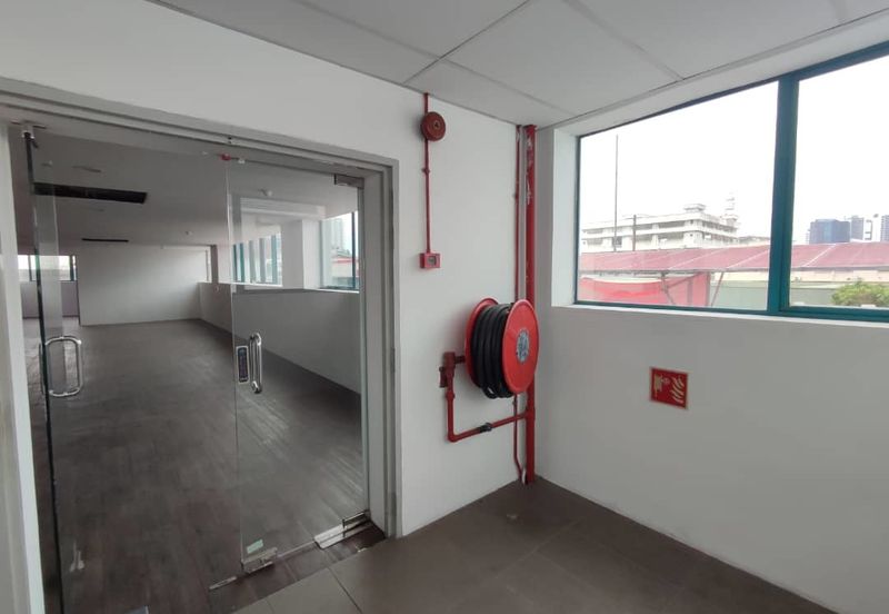 Office cum warehouse with loading bay (18 carpark)  