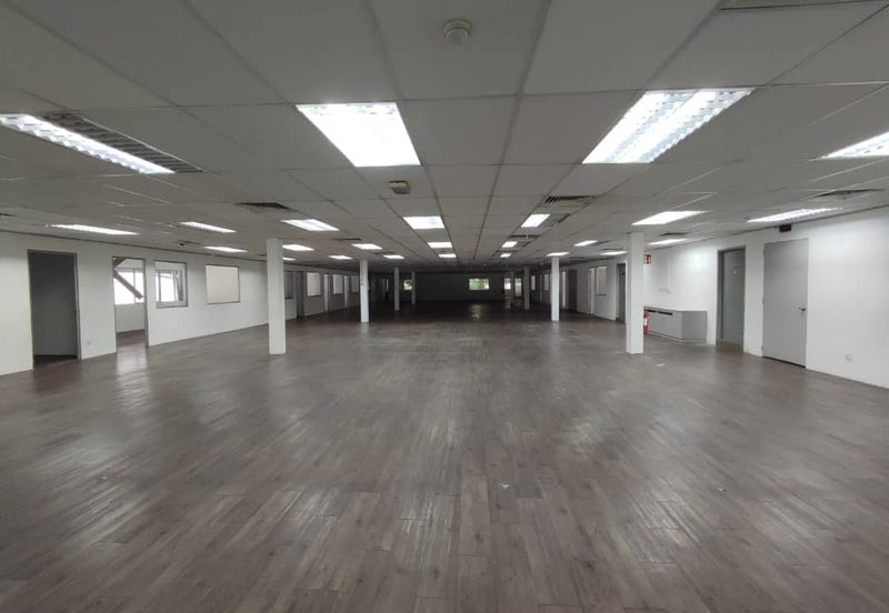Office cum warehouse with loading bay (18 carpark)  