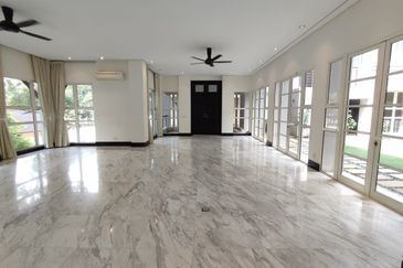 GOOD BUY!! Bangsar Hill (BSC, MRT) - Gated, large house 