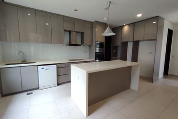 GOOD BUY!! Bangsar Hill (BSC, MRT) - Gated, large house 
