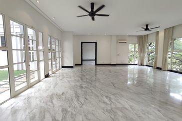 GOOD BUY!! Bangsar Hill (BSC, MRT) - Gated, large house 