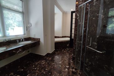 GOOD BUY!! Bangsar Hill (BSC, MRT) - Gated, large house 