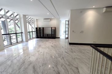 GOOD BUY!! Bangsar Hill (BSC, MRT) - Gated, large house 