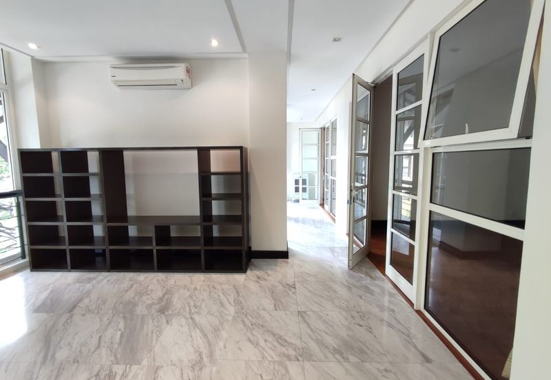 GOOD BUY!! Bangsar Hill (BSC, MRT) - Gated, large house 