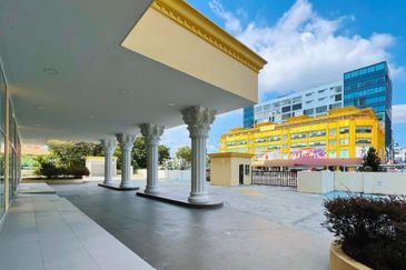 USJ Taipan [LRT, 160 carpark] Vibrant location, road frontage