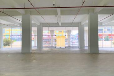 USJ Taipan [LRT, 160 carpark] Vibrant location, road frontage