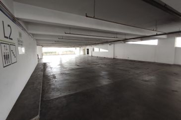 [Near LRT, Hotels] Enbloc - 116 carpark, busy road 