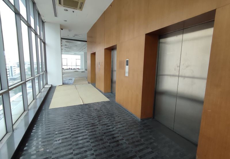 [Near LRT, Hotels] Enbloc - 116 carpark, busy road 