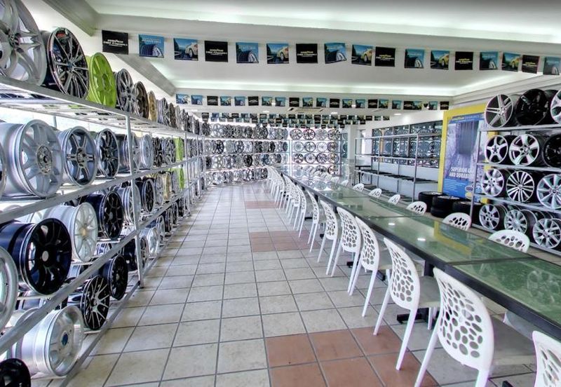 Glenmarie - Corner (with car lift), 3S showroom