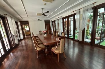 [Near KLCC] Large bungalow. KLCC view