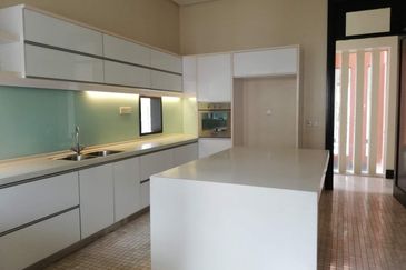 Bangsar Hill - gated, large house (near BSC) 