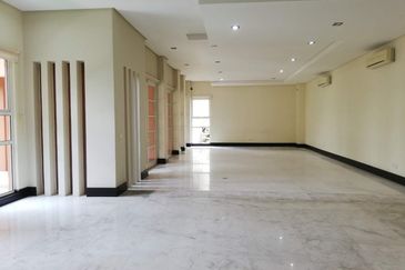 Bangsar Hill - gated, large house (near BSC) 