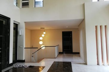 Bangsar Hill - gated, large house (near BSC) 