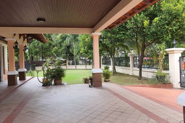 FOR RENT: CORNER LOT, Double Storey Bungalow @ Mutiara Damansara - Partially Furnished, Very Well Maintained with Pool !