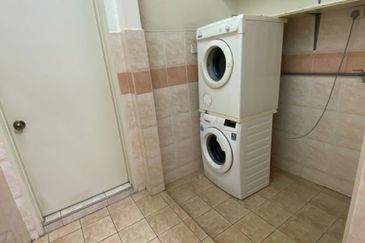 FOR RENT: CORNER LOT, Double Storey Bungalow @ Mutiara Damansara - Partially Furnished, Very Well Maintained with Pool !