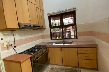 FOR RENT: CORNER LOT, Double Storey Bungalow @ Mutiara Damansara - Partially Furnished, Very Well Maintained with Pool !