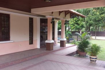 FOR RENT: CORNER LOT, Double Storey Bungalow @ Mutiara Damansara - Partially Furnished, Very Well Maintained with Pool !