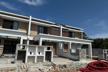 Adenia, Puncak Bestari 2