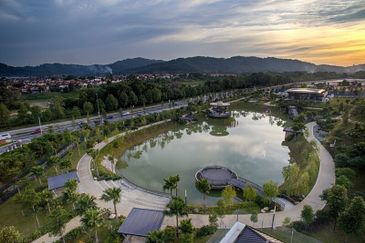 Adenia, Puncak Bestari 2