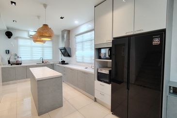 Fully Furnished 3 storey terrace house @ Taman Denai Puchong 