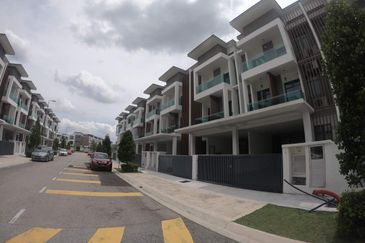 24x85 3 Storey Superlink House, Poolvillas, Reflexion Puchong, Taman Nusaputra Puchong, Near Cyberjaya