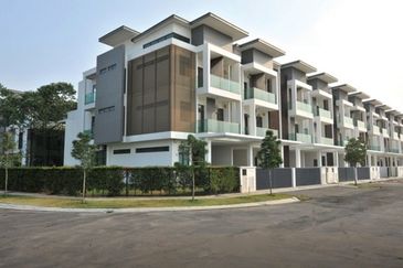 24x85 3 Storey Superlink House, Poolvillas, Reflexion Puchong, Taman Nusaputra Puchong, Near Cyberjaya