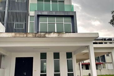 Bangi Avenue Big land Corner house 3 storey 5800sq feet, Like Semi D house