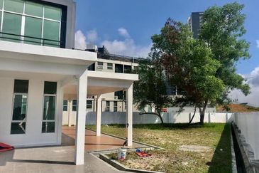 Bangi Avenue Big land Corner house 3 storey 5800sq feet, Like Semi D house