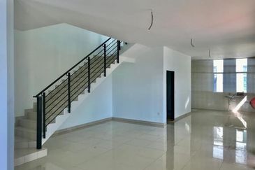 Bangi Avenue Big land Corner house 3 storey 5800sq feet, Like Semi D house