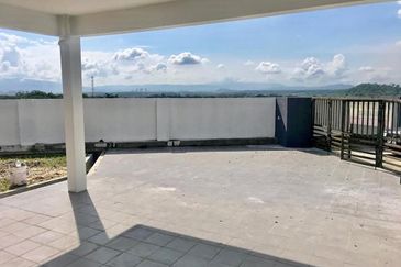 Bangi Avenue Big land Corner house 3 storey 5800sq feet, Like Semi D house