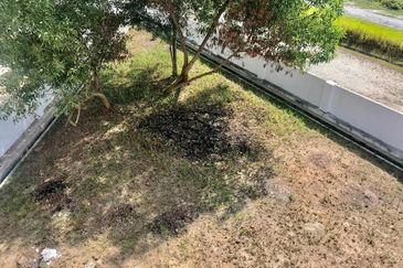 Bangi Avenue Big land Corner house 3 storey 5800sq feet, Like Semi D house