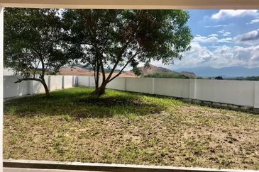 Bangi Avenue Big land Corner house 3 storey 5800sq feet, Like Semi D house