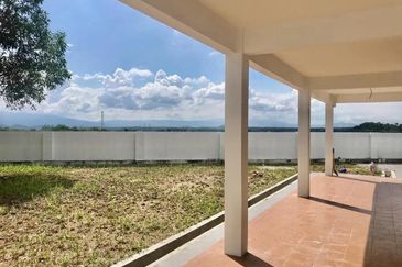 Bangi Avenue Big land Corner house 3 storey 5800sq feet, Like Semi D house